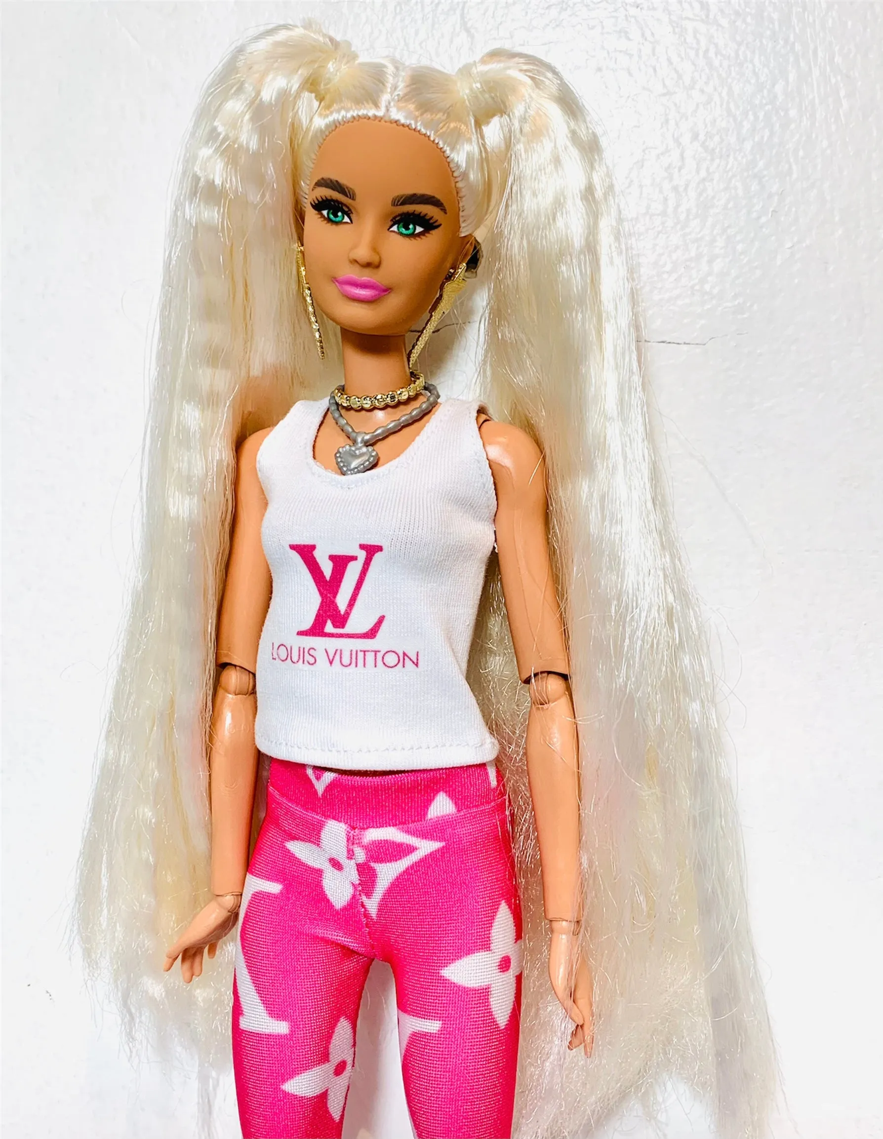 White t shirt for Barbie dolls with pink logo